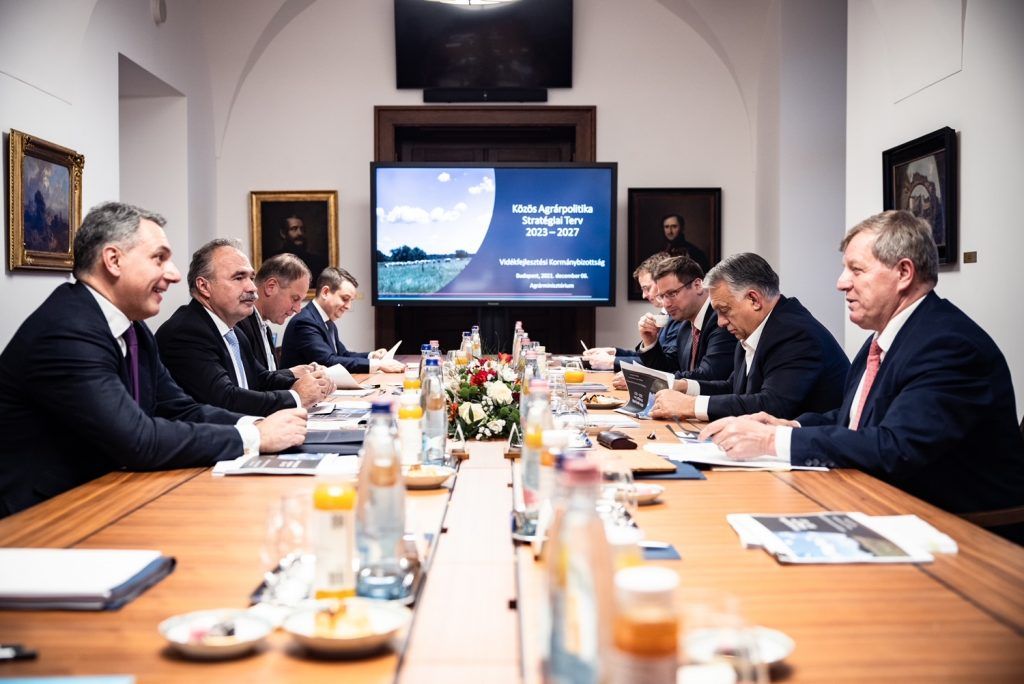 Távozott Dr. Lázár János (balra) és dr. Nagy István (balról a második), helyettük érkeztek új tagok a Magyar Agrár- és Élettudományi Egyetemért Alapítvány kuratóriumába - Fotó: Lázár János FB, archív, a Vidékfejlesztési Kormánybizottság ülésén, 2021. december 6-án