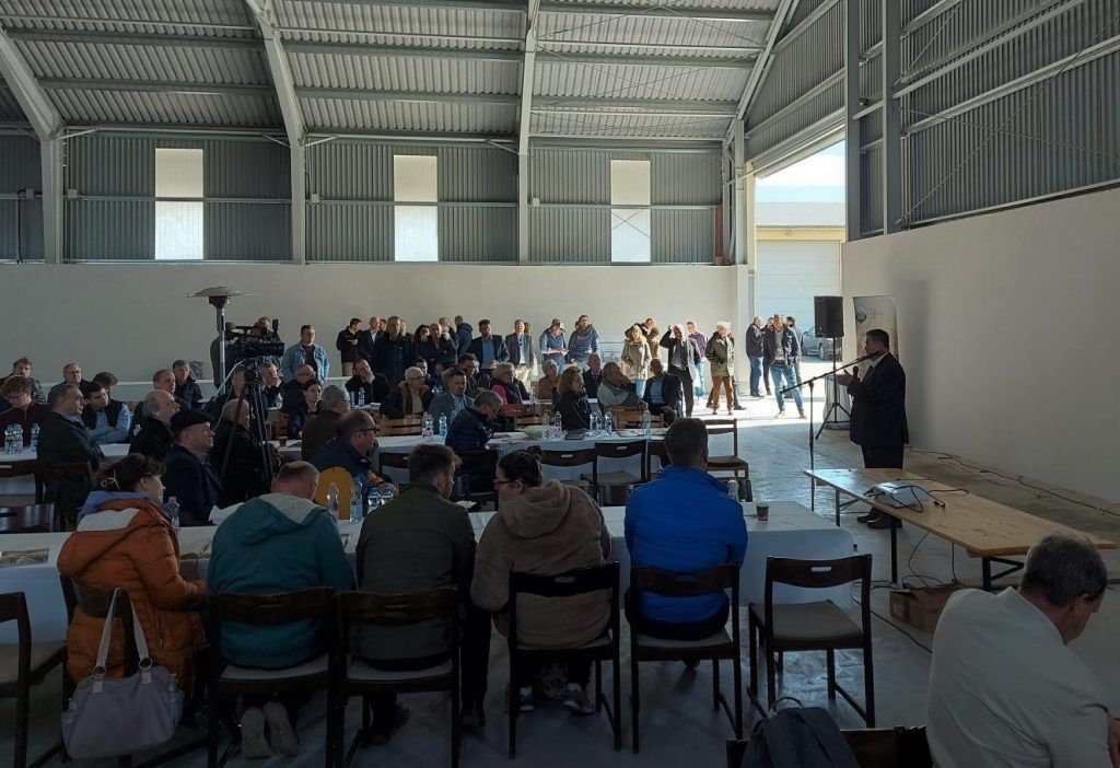 Farkas László, a Farkas Kft. vezetője is beszélt a zimányi gazdaságuk központjában a precíziós gazdálkodás technológiáiról – Fotó: Magro.hu, CSZS, Zimány