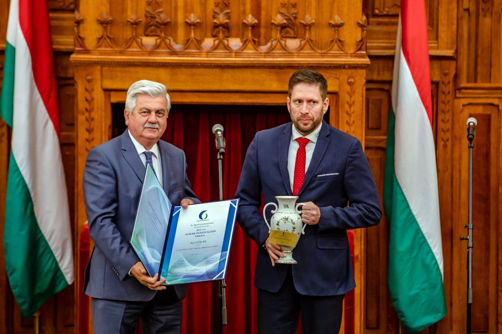 Farmmenedzsment rendszer kapta a 31. Magyar Innovációs Nagydíjat - a képen balra Farkas Sándor, az Agrárminisztérium miniszterhelyettese, mellette Maróti Miklós, az AgroVIR Kft. ügyvezetője - Fotó: Vermes Tibor
