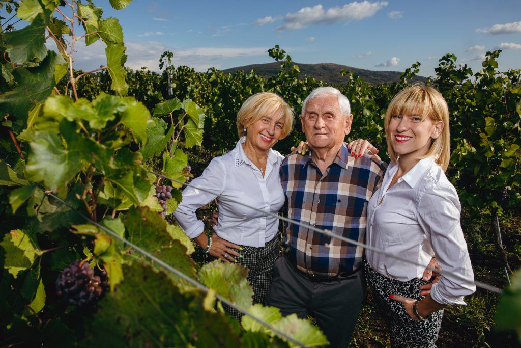 A Solybor Kft. vezetői: Nyilas János, balra lánya, Nyilas Ilona és unokája, Bodor Nóra - Fotó: OTP Agrár