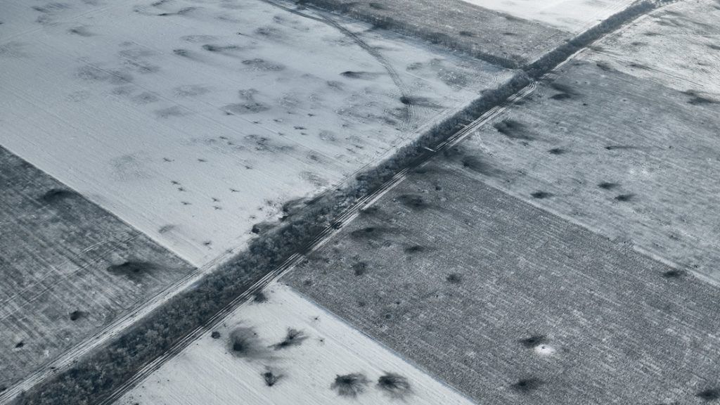 Becsapódott lövedékek nyoma a hólepte szántóföldön a frontvonalon, a Donyecki területen fekvő Bahmut közelében 2023. február 9-én. Fotó: MTI / AP / Libkos