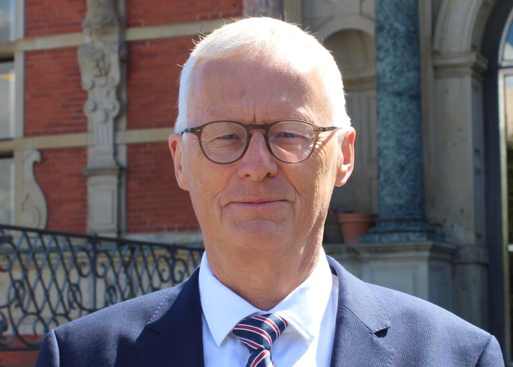 Asbjørn Børsting, az Európai Takarmánygyártók Szövetségének (FEFAC) dán elnöke az UBM Csoport nemzetközi konferenciáján beszélt arról, hogy génmódosítás, háborús hatások és rovarfehérjék okoznak kihívásokat a takarmányipar számára