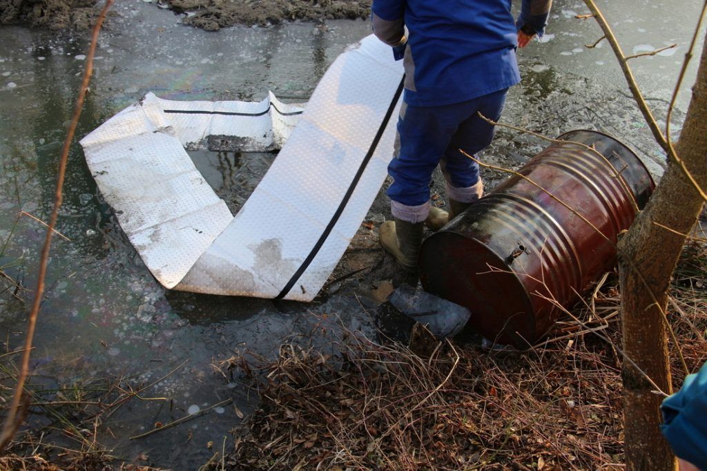 Súlyos szennyezést okoztak az elkövetők, a képen a kármentesítés egy részlete - Fotó: Police.hu