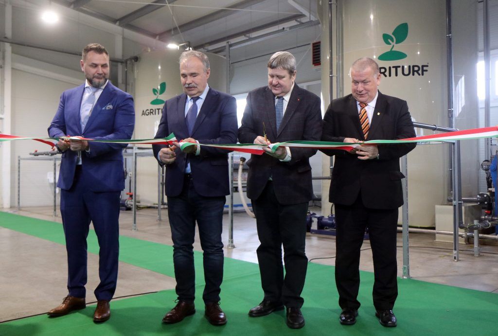 Dovgál András, az Agriturf 2022 Zrt. igazgatója, Nagy István agrárminiszter, Tállai András, a Pénzügyminisztérium parlamenti államtitkára, a térség országgyűlési képviselője és Fekete Zoltán polgármester (b-j) átadja az Agriturf 2022 Zrt. termelőüzemét Mezőkövesden 2023. március 9-én - Fotó: MTI/Vajda János