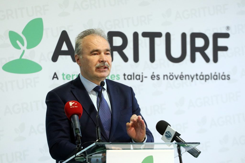 Mezőkövesd, 2023. március 9. Nagy István agrárminiszter beszédet mond a tőzegalapú termékeket előállító Agriturf 2022 Zrt. termelőüzemének átadásán - Fotó: MTI/Vajda János