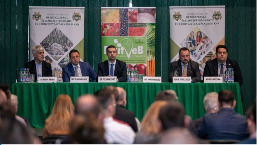 A zöldség-gyümölcs ágazat csemegekukorica és zöldborsó termékpályájának kihívásairól, valamint a hatékonyság növelésének lehetőségeiről volt szó a Debreceni Egyetem MÉK Kertészettudományi Intézete és a FruitVeB Magyar Zöldség-Gyümölcs Szakmaközi Szervezet és Terméktanács közös konferenciáján - Fotó: Czinege Melinda, Haon