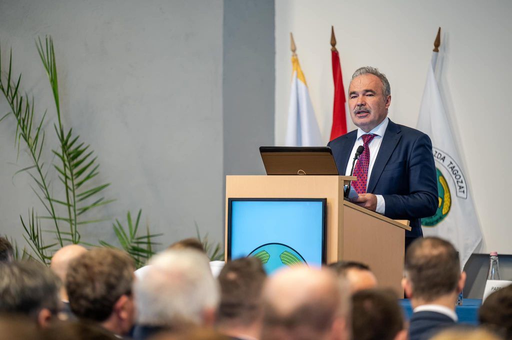 Nagy István agrárminiszter tart előadást - fotó: NAK/Lévai Zsolt