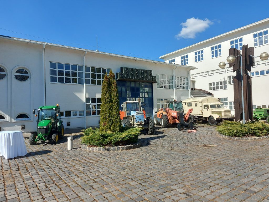 A gépmúzeum udvara