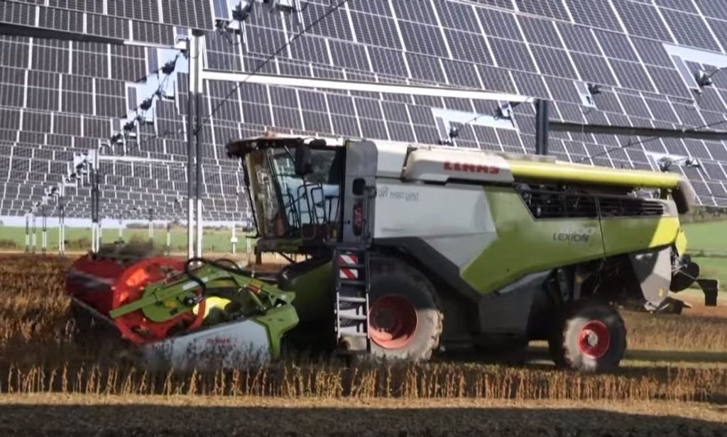 A francia TSE nevű vállalat szakemberei arra kíváncsiak, lehetséges-e a napenergia ipari mértékű termelése úgy, hogy a paneleket nem a mezőgazdasági területek helyére, hanem azok fölé szerelik - Forrás: Youtube