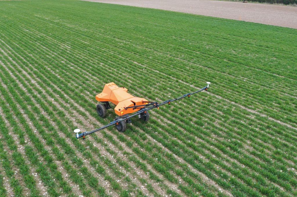 A Tom névre keresztelt angol agrárrobot végez növényvédelmet - Fotó: Small Robot Company