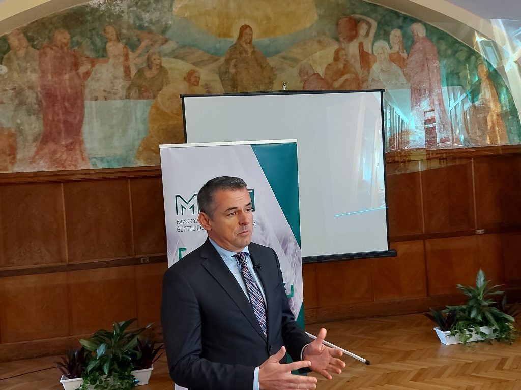 Dr. Gyuricza Csaba, a MATE rektora a projekt nyitó sajtótájékoztatóján beszélt az RRF-2.1.2-21-2022-00027 azonosítószámú projekt jelentőségéről és részleteiről - Fotó: Magro.hu, CSZS, Gödöllő