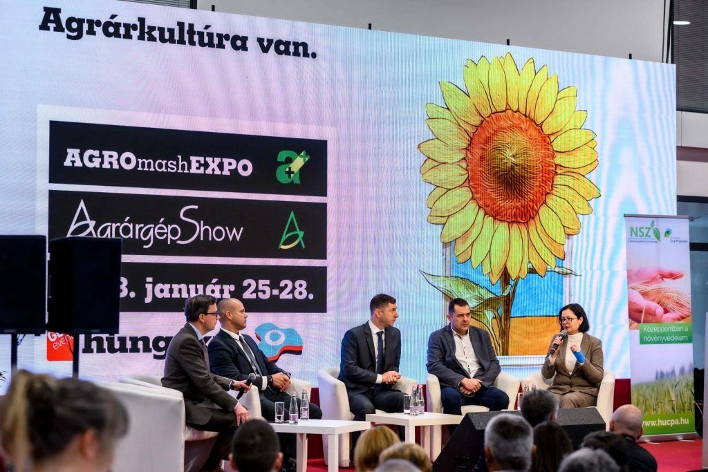 Juhász Anikó agrárgazdaságért felelős helyettes államtitkár a 41. AGROmashEXPO és AgrárgépShow programján rendezett GOSZ Szántóföldi Szakmai Napon beszélt a Közös Agrárpolitika új szabályainak részleteiről - Fotó: Pelsőczy Csaba