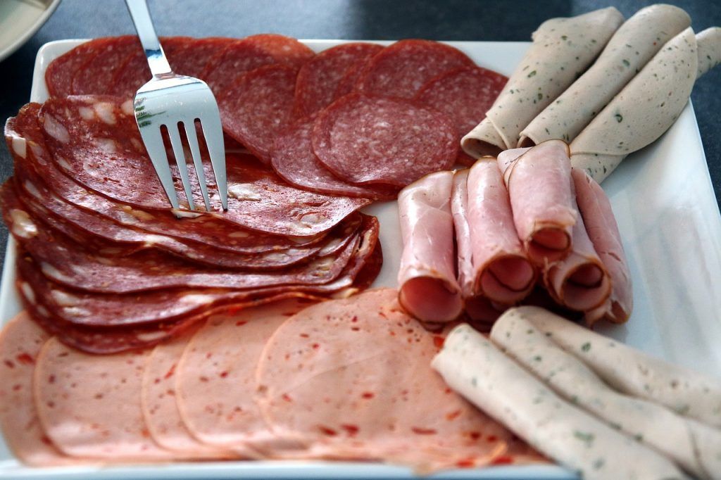 Húskészítmények a tányéron: adalékmentes grillkolbász, sonka és szalámi fejlesztéseken dolgoznak Debrecenben