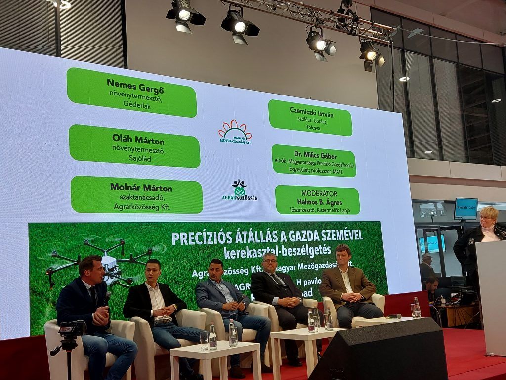 “Precíziós átállás a gazda szemével” címmel tartottak kerekasztal-beszélgetést az AGROmashEXPO pénteki napján. A téma láthatóan kifejezetten érdekelte a gazdálkodókat, az egy órás szakmai beszélgetés sok embert vonzott a Fórum Színpad széksoraiba - Fotó: Magro.hu, CSZS, Budapest