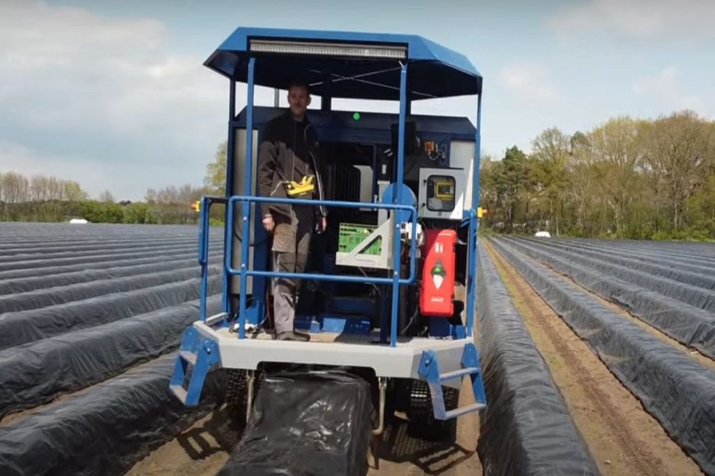 Egy kezelőt igényel, aki többek között minden sor végén elfordítja a robotot. Egy 25 kW-os dízelmotorral és egy generátorral rendelkezik az áramellátáshoz