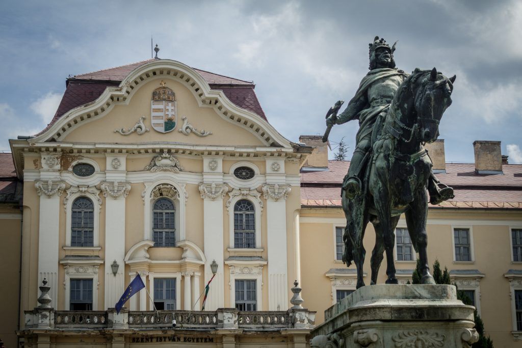 A Magyar Közlöny 13. számában megjelent egyik veszélyhelyzeti kormányrendelet a közfeladatot ellátó közérdekű vagyonkezelő alapítványok által fenntartott felsőoktatási intézményeknek és a nemzetiségi önkormányzatok gazdasági társaságainak földgázbeszerzéseivel kapcsolatos szabályokról rendelkezik - Fotó: Adam's Photovision, Gödöllő, 2020