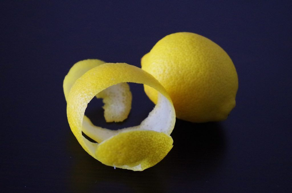 A megmaradt citromhéj felhasználható a talaj savanyítására. Csak szárítsuk meg a citrusfélék héját, és őröljük porrá. Szórjuk a talajra, és keverjük össze