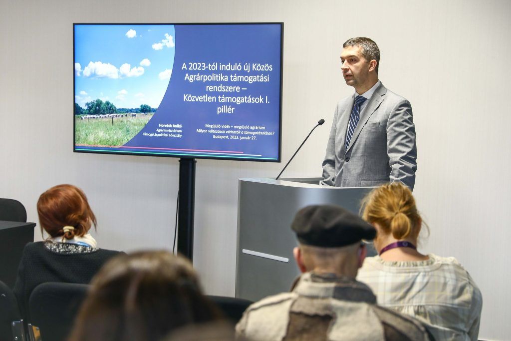 Az EU-s támogatási rendszer új előírásairól közölt feltételeket Feldman Zsolt, mezőgazdaságért és vidékfejlesztésért felelős államtitkár - Fotó: FZS, FB, AGROmashEXPO