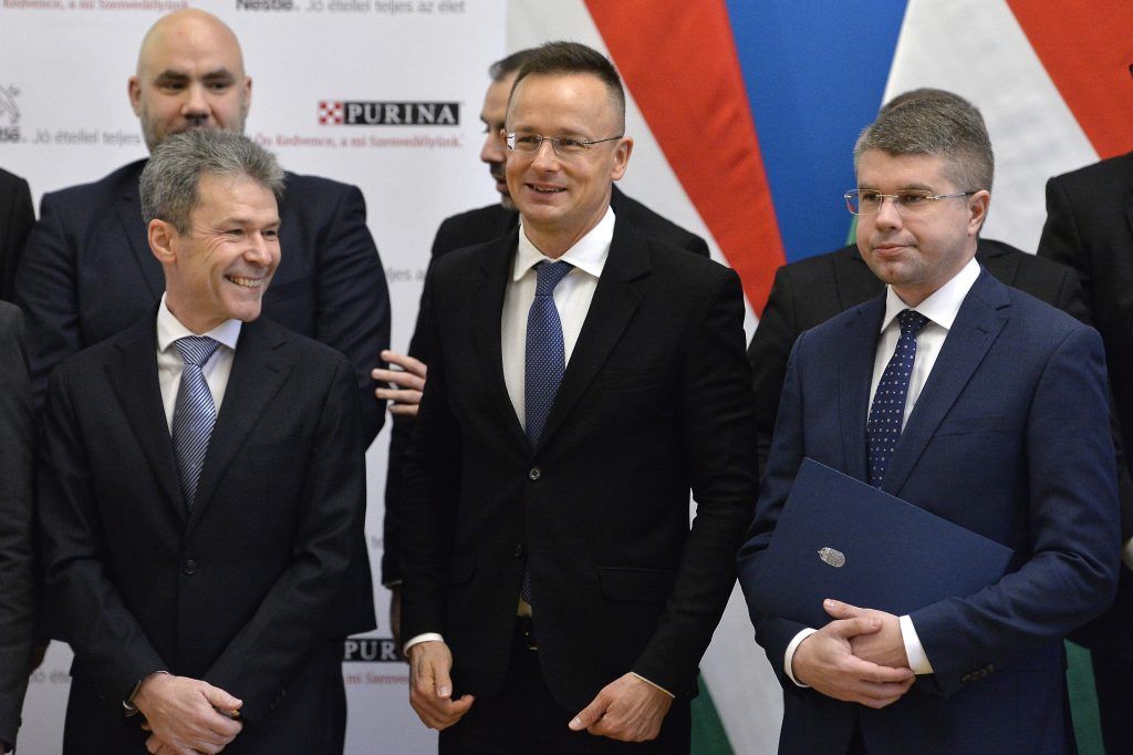 Budapest, 2023. január 13. Szijjártó Péter külgazdasági és külügyminiszter (k), Noszek Péter, a Nestlé Hungária Kft. ügyvezető igazgatója (b) és Ágh Péter országgyűlési képviselő (j) a társaság beruházását bejelentő sajtótájékoztatón a Külgazdasági és Külügyminisztériumban 2023. január 13-án. A cég 140 milliárd forintos kapacitásbővítő beruházással 250 új munkahelyet hoz létre büki telephelyén - Fotó: MTI/Soós Lajos