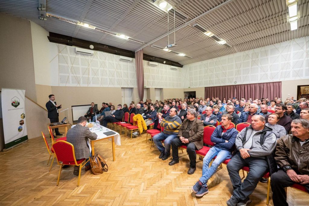 A Csongrád-Csanád vármegyei Bordányban tartott fórumon az Agrárminisztérium mezőgazdaságért és vidékfejlesztésért felelős államtitkára, Feldman Zsolt elmondta, hogy az új támogatási rendszerben változnak a szántóterületeken a vetésváltás szabályai - Fotó: Bornemissza Péter