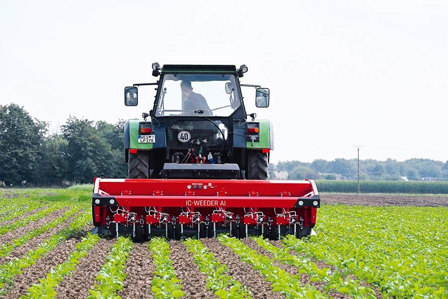 A Lemken a szoftverekre és mesterséges intelligenciára specializálódott Track32 holland cégben szerzett részesedést. A két vállalat korábban már dolgozott együtt, közösen fejlesztették az IC Weeder mesterséges intelligencia-kapák képfelismerő technológiai szoftverét