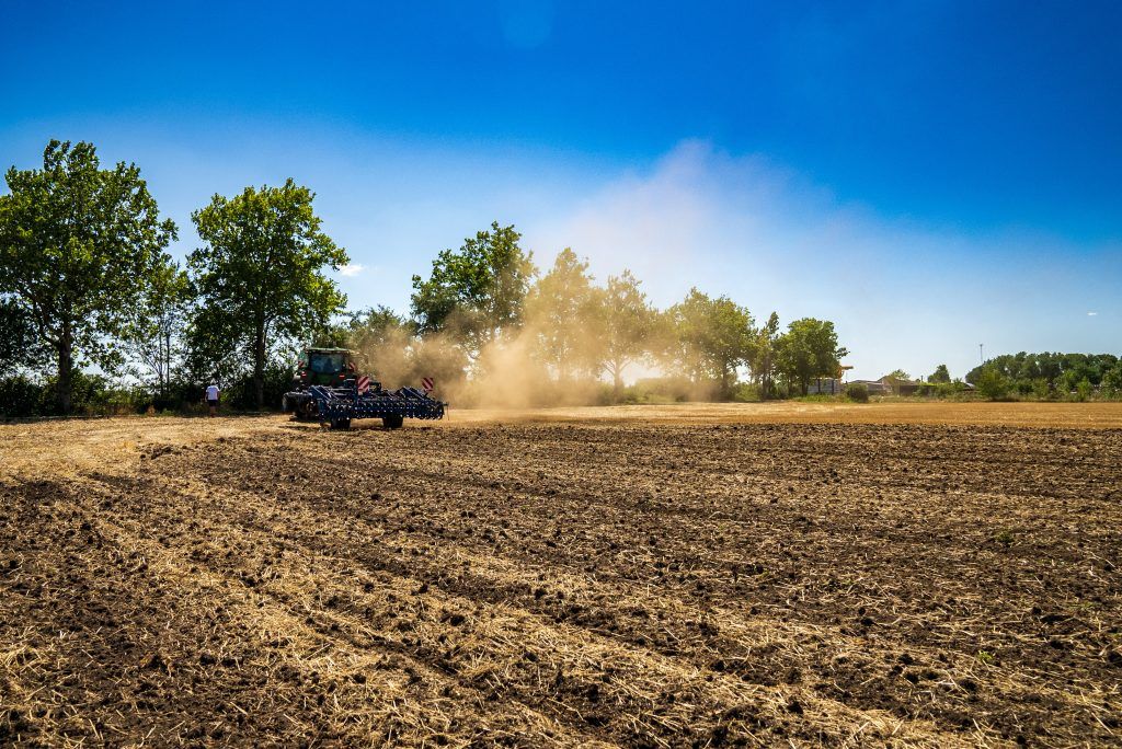 A következő ciklusban 46 százalékkal több forrást tudnak juttatni a gazdáknak az agrárkörnyezet-gazdálkodási támogatásokból, az ökológiai gazdálkodást folytató területeknek 64 százalékkal több támogatás jut - Fotó: Nádudvar határában, gépbemutató - KITE Zrt.