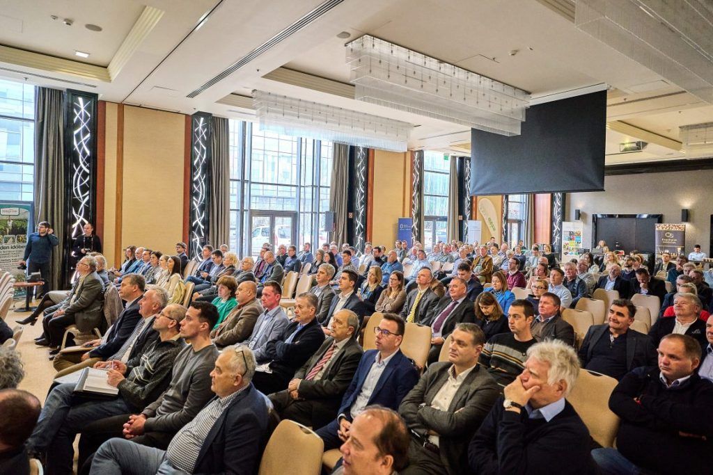 A kecskeméti Four Points Sheraton Hotelben rendezték a FruitVeB kertészeti évzáró és évértékelő programját. A konferenciát Dr. Apáti Ferenc, a szervezet elnöke nyitotta meg - Fotó: FruitVeB