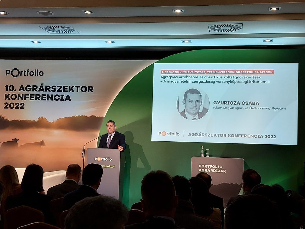 Gyuricza Csaba, a Magyar Agrár- és Élettudományi Egyetem rektora szerint csak olyan mértékben szabad ragaszkodni a termelési és agrárszerkezeti hagyományainkhoz, amelyek nem rontják a gazdálkodás hatékonyságát - Fotó: Magro.hu, CSZS, Siófok