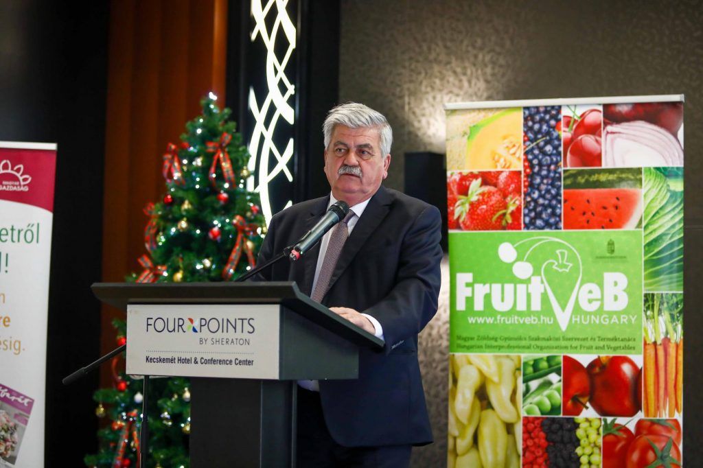 Baj van és lesz is, ezért fejleszteni kell a magyar kertészeti ágazatot, amire érkeznek fontos források is - mondta Farkas Sándor, az Agrárminisztérium parlamenti államtitkára a FruitVeB Kertészeti Évzáró Konferenciáján, Kecskeméten - Fotó: Fekete István, AM