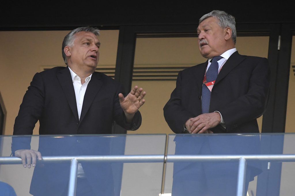 Orbán Viktor miniszterelnök (b) és Csányi Sándor, a Magyar Labdarúgó Szövetség (MLSZ) elnöke a Magyarország-Wales Európa-bajnoki selejtező mérkőzésen a budapesti Groupama Arénában 2019. június 11-én. Fotó: MTI/Kovács Tamás