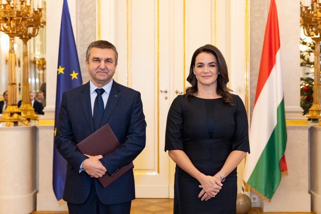 A Sándor-palota által közreadott képen Novák Katalin köztársasági elnök (j) és dr. Czomba Sándor államtitkár a kinevezési okmány átadásán a Sándor-palotában 2022. december 14-én. MTI/Sándor-palota/Érdi Róbert