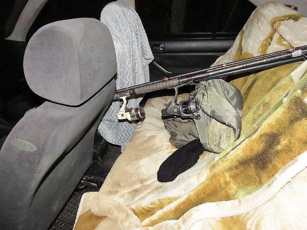 Horgászbot az autó hátsó ülésén a Hortobágynál, a tettenérés után - Fotó: Police.hu