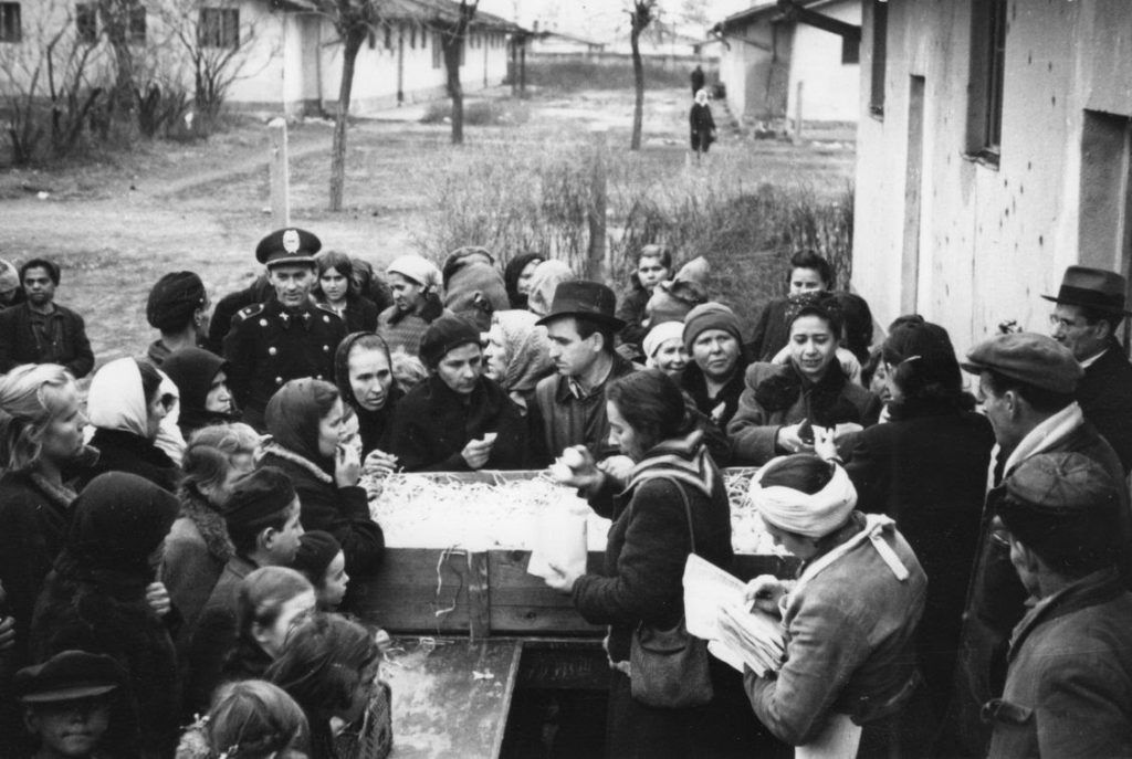 A Kecskeméti Hírek 1947. február 23-i számában jelent meg a kép, amelyen tojásosztás látható a Mária Valéria telepen 1946-ban (ma a ferencvárosi József Attila-lakótelep foglalja el a helyét) - Fotó: Fortepan/Bauer Sándor