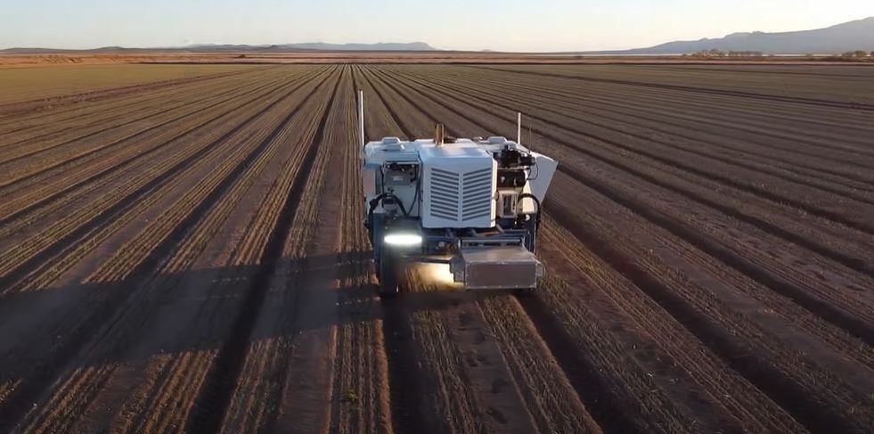 A LaserWeeder lehetővé teszi, hogy a hagyományos technológiákban megszokottnál jóval kevesebb gyomirtóra legyen szükség a jövőben - Fotó: Carbon Robotics Youtube