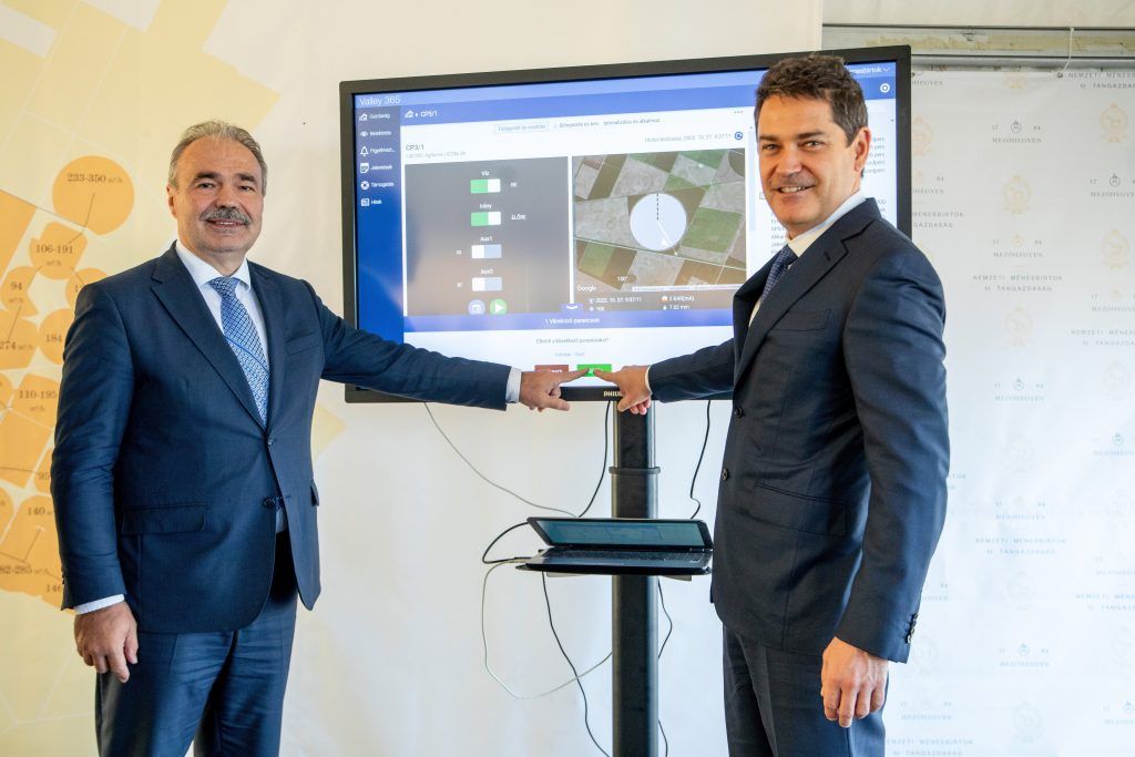 Nagy István agrárminiszter (b) és Csányi Attila, a beruházás gépbeszállító partnere, a KITE Zrt. igazgatóságának alelnöke (j) átadja Magyarország legnagyobb öntözésfejlesztési beruházását Mezőhegyes határában 2022. október 27-én. MTI/Rosta Tibor