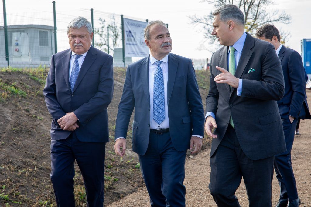 Csányi Sándor, az OTP Bank Nyrt. elnök-vezérigazgatója (b), Nagy István agrárminiszter (k) és Lázár János építési és beruházási miniszter (j) érkezik Magyarország legnagyobb öntözésfejlesztési beruházásának ünnepélyes átadására Mezőhegyes határában 2022. október 27-én. MTI/Rosta Tibor