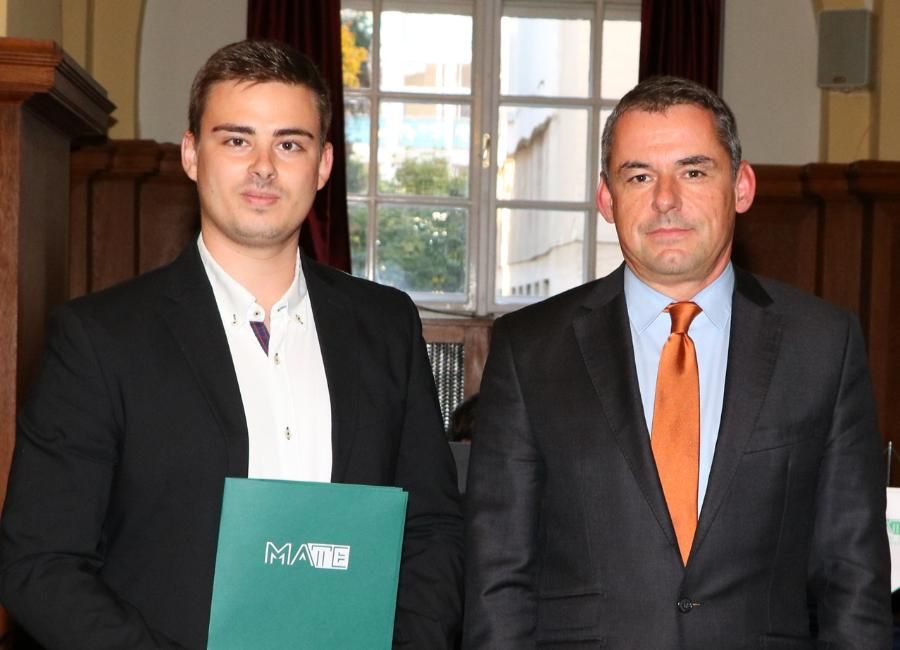 Jobbra Dr. Gyuricza Csaba, a MATE rektora és az ötletverseny zsűrijének elnöke, mellette Vilcsek Viktor, a MATE gépészmérnök hallgatója, a győztes PixInput csapat tagja