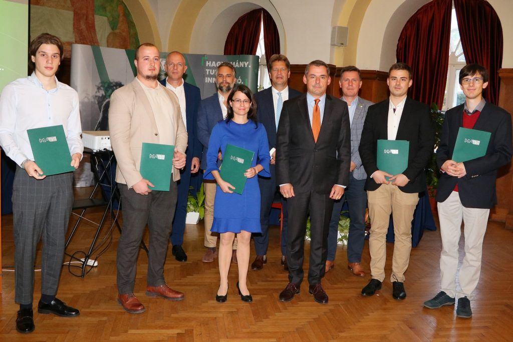 A növények állapotának felmérését és előzetes becslését jelző fejlesztés nyert a gödöllői hallgatói innovációs ötletversenyen - a képen a döntősök és a zsűri
