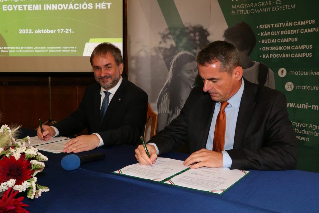 A Szellemi Tulajdon Nemzeti Hivatala részéről Pomázi Gyula elnök írta alá a megállapodást, Dr. Gyuricza Csaba rektor pedig a Magyar Agrár- és Élettudományi Egyetem képviseletében tette meg ezt - Fotó: Balázs Gusztáv