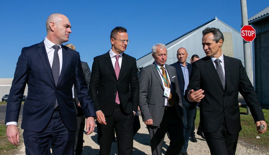 David Mattiske, a Viterra Group vezérigazgatója, Szijjártó Péter külgazdasági és külügyminiszter, Font Sándor, a térség országgyűlési képviselõje és Szlovacsek Attila, a Viterra Group pénzügyi igazgatója (b-j) a Viterra Növényolajgyártó Kft. beruházásának ünnepélyes átadásán Foktőn 2022. október 20-án. MTI/Bús Csaba