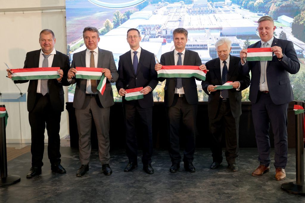 Marczinkó Zoltán István, a Pénzügyminisztérium versenyképességért és területi tervezésért felelős helyettes államtitkára, Horváth István, a Fidesz országgyűlési képviselője, Varga Mihály pénzügyminiszter, Koller Attila, a Tolnatej vezérigazgatója, Koller Ferenc nyugalmazott elnök-vezérigazgató és Győrffy Balázs, a Nemzeti Agrárgazdasági Kamara elnöke (b-j) a Tolnatej Zrt. ötmilliárd forintos beruházásból épült szekszárdi sajtüzemének átadásán 2022. szeptember 15-én. MTI/Kiss Dániel