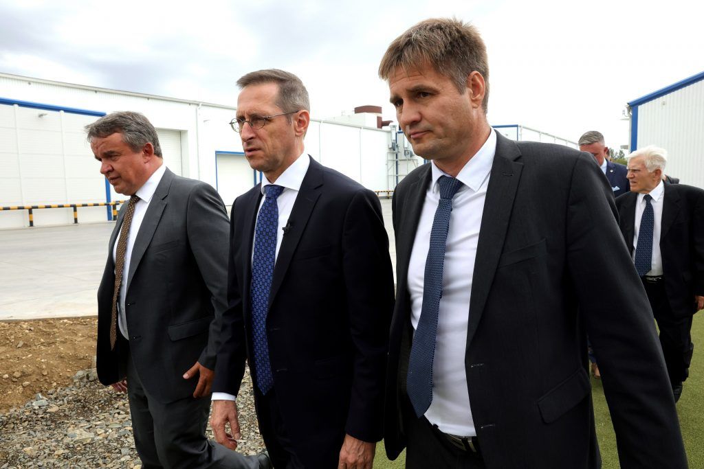 Varga Mihály pénzügyminiszter (k), Horváth István, a Fidesz országgyűlési képviselője (b) és Koller Attila, a Tolnatej vezérigazgatója (j) a Tolnatej Zrt. ötmilliárd forintos beruházásból épült szekszárdi sajtüzemének átadásán 2022. szeptember 15-én. Az új üzemben évente 19 ezer tonna sajtot lehet előállítani. MTI/Kiss Dániel