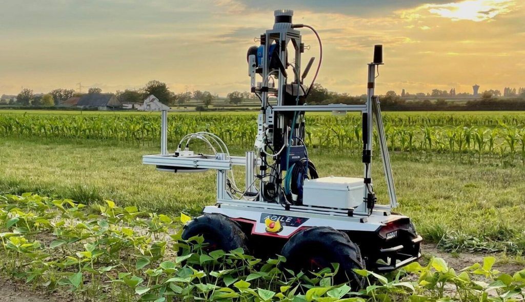 Az idei, francia ACRE rendezvényen Montoldre település közeli területeken tartottak agrárroboros versenyt, a tematika a gyomirtásra fókuszált - Fotó: Metricsproject.EU