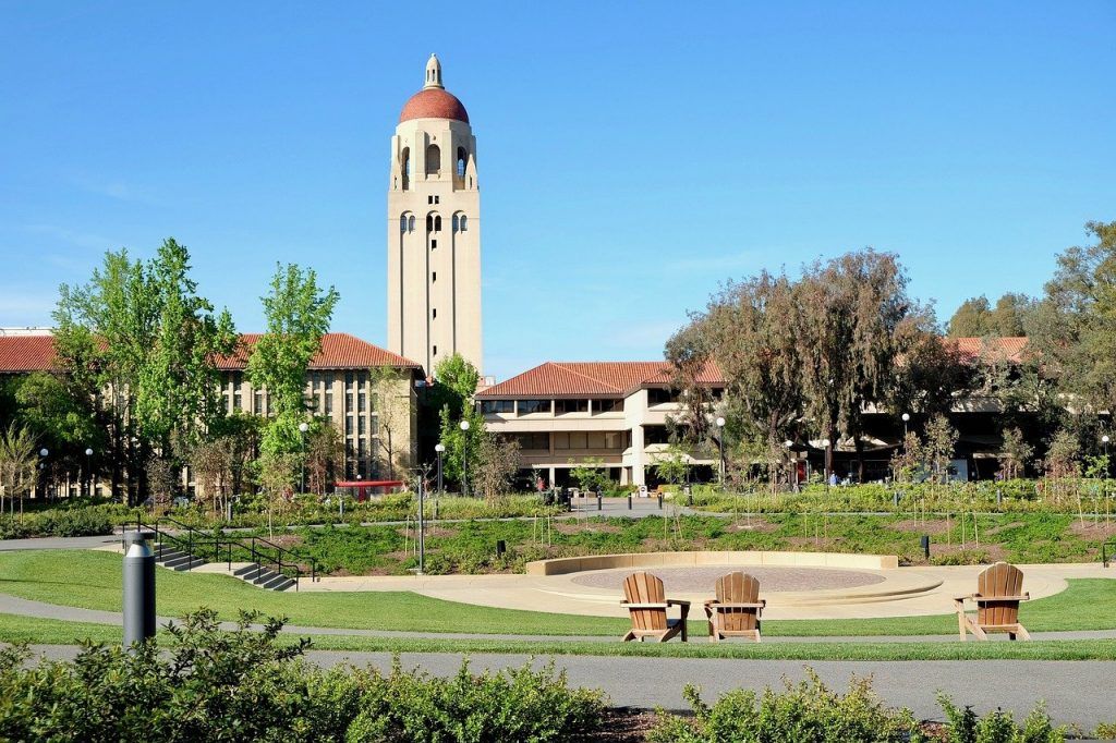 Greenwashing: olajjal szennyezett pénzekkel mossák zöldre az egyetemeket - a képen az Egyesült Államok nyugati partvidékén működő Stanford Egyetem ikonikus épületei