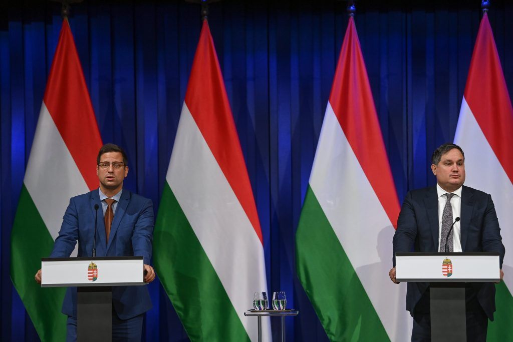 Gulyás Gergely Miniszterelnökséget vezető miniszter (b) és Nagy Márton gazdaságfejlesztési miniszter a Kormányinfó sajtótájékoztatón a Miniszterelnöki Kabinetiroda épületében 2022. szeptember 17-én, a téma az árstop meghosszabbítása - MTI/Illyés Tibor