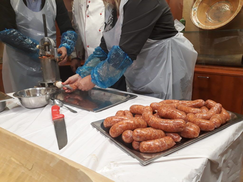 Gyulai, békésszentandrási, óvári és sárvári cég is milliárdos fejlesztésekre kapott támogatást - Fotó: Magro.hu, CSZS, Gyula, kolbász töltése