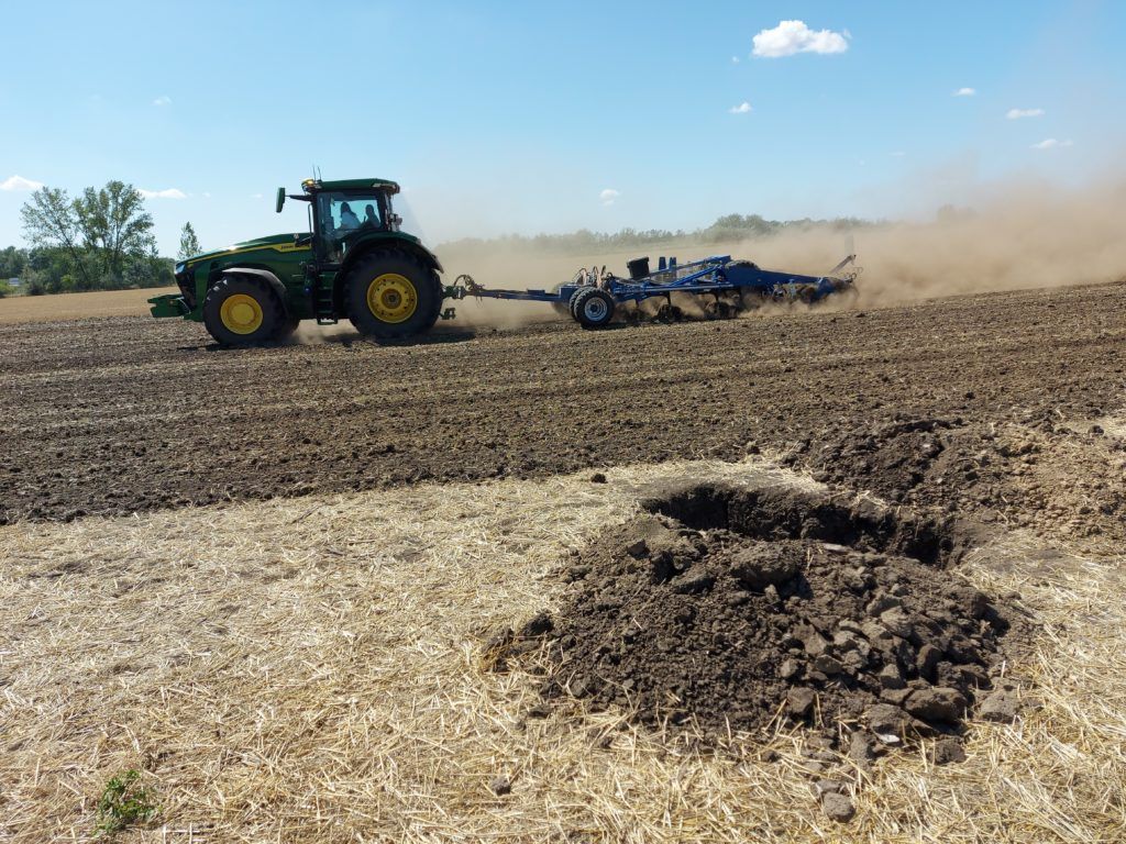 A John Deere, a Köckerling és a fiatalok által ásott egyik talajszelvény az Extrém talajtani táborban - Fotó: Magro.hu, CSZS, Nádudvar