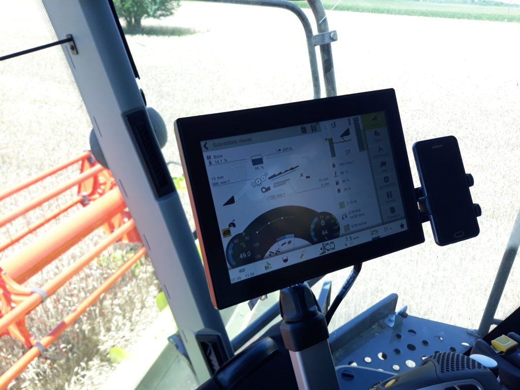 Lépést tart a digitális mezőgazdaság kihívásaival a kaposvári agrártananyag, a modern gépek is szerepelnek benne - Fotó: Magro.hu, CSZS, Tápióbicske, kombájn monitorja az aratás adataival