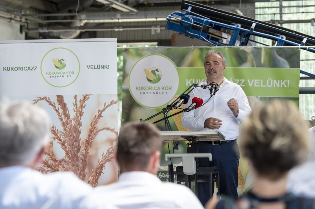 Nagy István agrárminiszter a felzárkózó települések programról tartott sajtótájékoztatón a Glia Kft. tarnabodi telephelyén 2022. június 30-án. MTI/Komka Péter