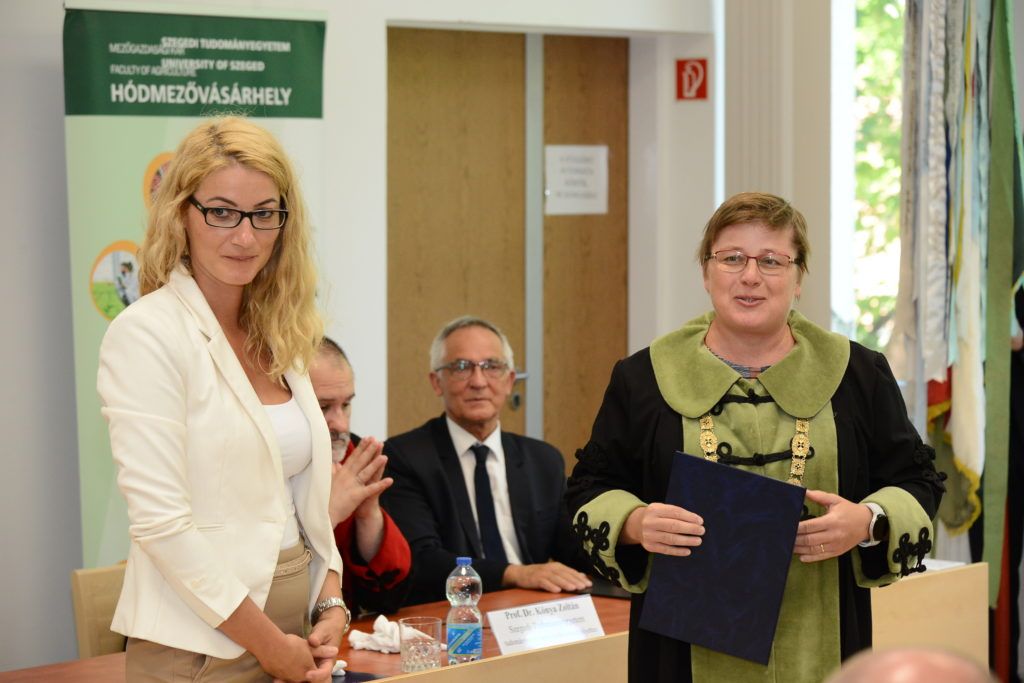 Dr. Mikó Edit, az SZTE Mezőgazdasági Karának dékánja (jobbra) adta át a diplomákat és az elismeréseket, itt dr. Süli Ágnes, a Kovács Gábor Takarmányvizsgáló Laboratórium vezetője részesül az utóbbiban oklevél formájában - Fotó: Szegedi Tudományegyetem Mezőgazdasági Kar